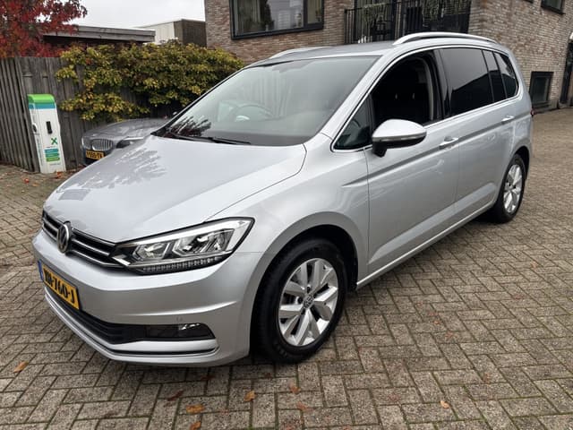 Volkswagen Touran 1.5 TSI Highline LED kopl./Apple Carpl./Camera/electriche stoele