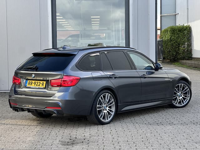 BMW 3 Serie Touring 320i High Executive M-Pakket | NL-Auto/NAP/Leder/Sportstoel/Carplay/Navi/19-inch